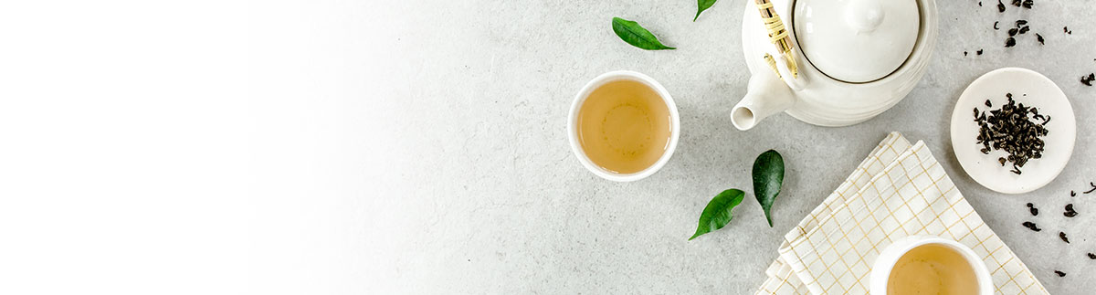 Tee mit Teekanne auf weißem Hintergrund